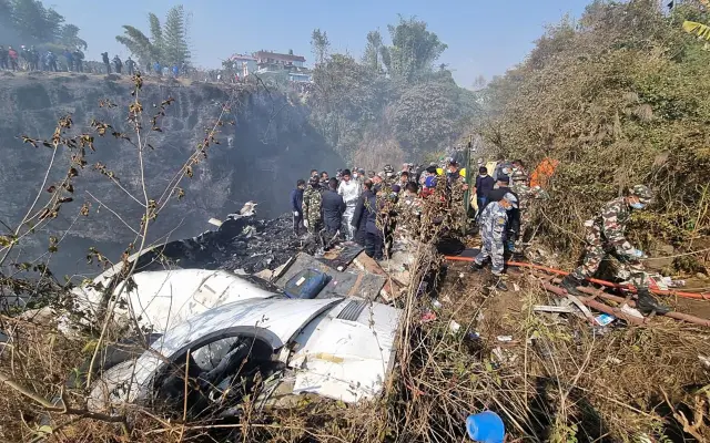 Las autoridades nepalíes han recuperado al menos 25 cadáveres tras el siniestro de un avión de la aerolínea Yeti Airlines que se estrelló este domingo con 72 personas a bordo cuando cubría una ruta doméstica que partió desde Katmandú. La aeronave, un ATR-72, se estrelló aproximadamente a las 10.30 horas (4.45 GMT) en el distrito de Pokhara, un destino turístico muy popular, a unos 200 kilómetros al oeste de la capital nepalí. A las 13.00 hora local, 25 cuerpos sin vida fueron recuperados del lugar del accidente, indicó a EFE el subinspector adjunto de la Policía de Pokhara, Rudra Thapa. EFE/ Bijaya Neupane