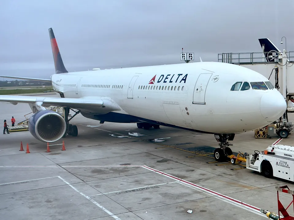 Según Delta, no se reportaron lesionados y tras un retraso, los pasajeros pudieron volar a su destino.